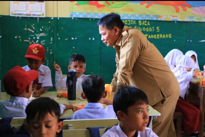 
 Kepala Dinas Pendidikan Kota Tangerang, Jamaluddin saat meninjau Pembiasaan MBG di SDN Cibodas 5 Kota Tangerang. Foto: ist