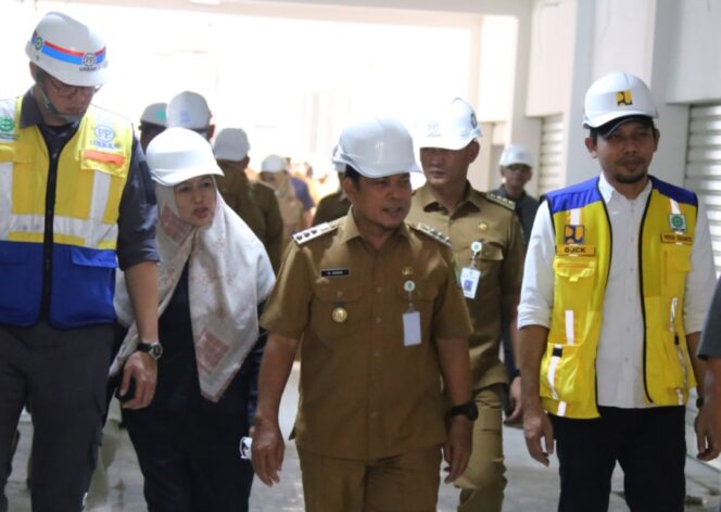 
 Pj Wali Kota Tangerang Dr Nurdin Didampingi Dirut Perumda Pasar Kota Tangerang Titien Mulyati saat Meninjau Progres Revitalisasi Pasar Anyar. Foto: ist