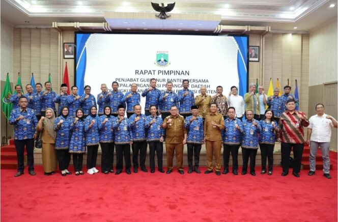 
 Pj Gubernur Banten Ucok Abdulrauf Damenta Foto Bersama dengan Kepala OPD dan Jajaran Direksi BUMD usai Rapat Pimpinan Perdana di Pendopo Gubernur Banten. Foto: @adpimpro.dokpim