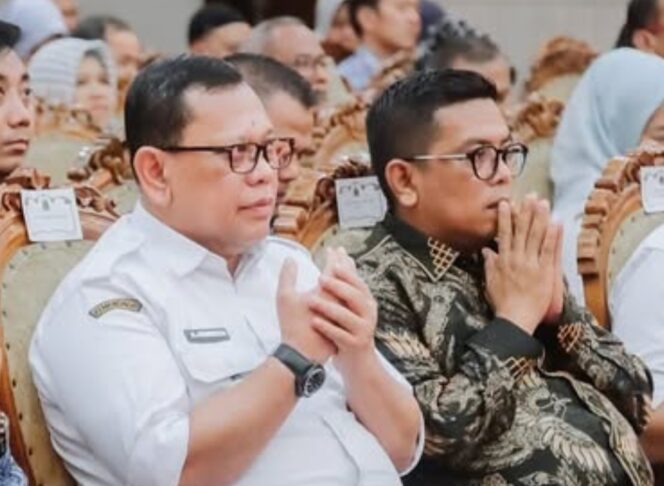 
 Pj Gubernur Banten Abdulrauf Damenta bersama Gubernur Banten Terpilih Andra Soni pada momen suatu acara. Foto: ist