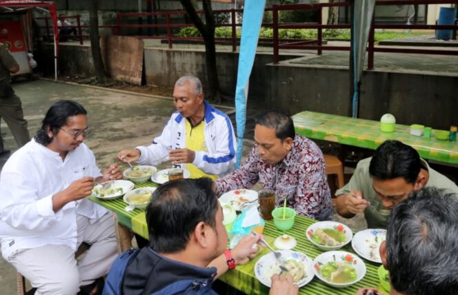
 Pj Wali Kota Tangerang Dr Nurdin saat Kulineran di Parlan Kota Tangerang. Foto: ist