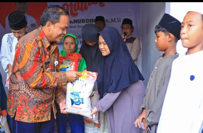 
 Pj Wali Kota Tangerang Dr Nurdin saat menyerahkan Santunan Kepada Anak Yatim di Momentum Isra Mi'raj. Foto. Ist