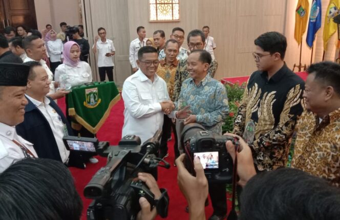 
 Gubernur Banten Andra Soni saat menyerahkan K3 Award Provinsi Banten 2025 kepada Head of Sustainability PT IKPP Tangerang, Kholisul Fatikhin. Foto: TangerangPos 