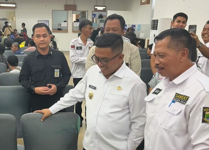 
 Gubernur Banten Andra Soni dan Kepala UPTD PPD Samsat Kelapa Dua Ahmad Baihaqi saat meninjau Pelayanan di Gerai Samsat Kelapa Dua. Foto: TangerangPos 