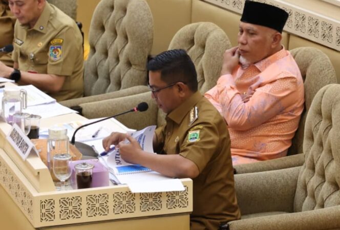 
 Gubernur Banten Andra Soni saat Rapat Kerja (Raker) dan Rapat Dengar Pendapat (RDP) Komisi II DPR RI dengan Kementerian Dalam Negeri dan kepala daerah di Indonesia di Gd. Nusantara III DPR RI Jakarta, Senin (28/4/2025).  Foto : ist