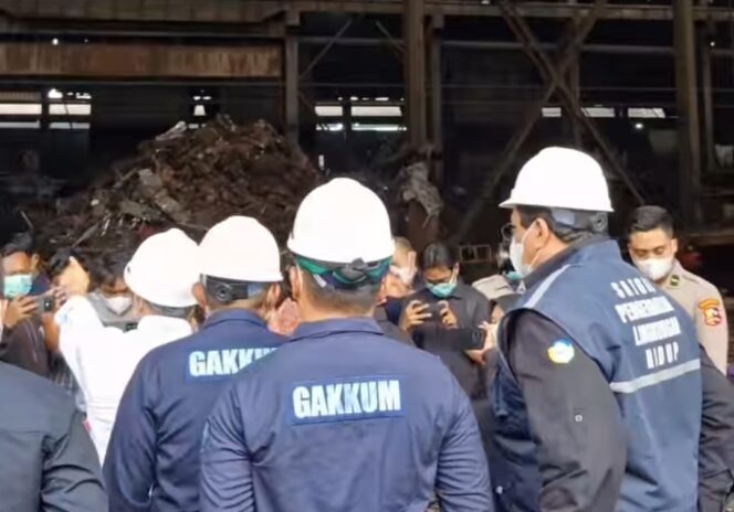 
 Menteri Lingkungan Hidup, Hanif Faisol Nurofiq beserta Tim Gakkum KLH saat menyegel dan menghentikan paksa aktivitas PT. Power Steel Mandiri di Kawasan Panongan Kabupaten Tangerang. Foto: ist