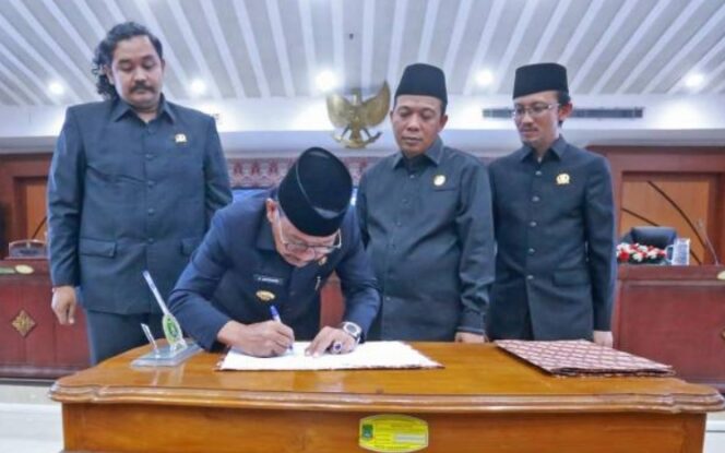 
 Penandatanganan Berita Acara Persetujuan Bersama oleh Wali Kota Tangerang, H. Sachrudin dan pimpinan DPRD dalam Rapat Paripurna. Foto: ist