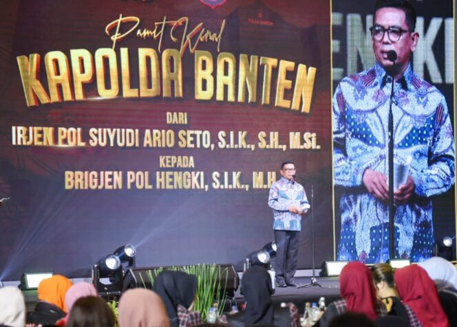 
 Gubernur Banten Andra Soni saat menghadiri Pamit Kenal Kapolda Banten dari Irjen Pol Suyudi Ario Seto kepada Brigjen Pol Hengki. Foto: ist