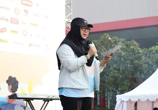 
 Wakil Bupati (Wabup), Intan Nurul Hikmah saat mengikuti dan melepas gerak jalan santai (Fun Walk) San Mon 30. Foto: ist