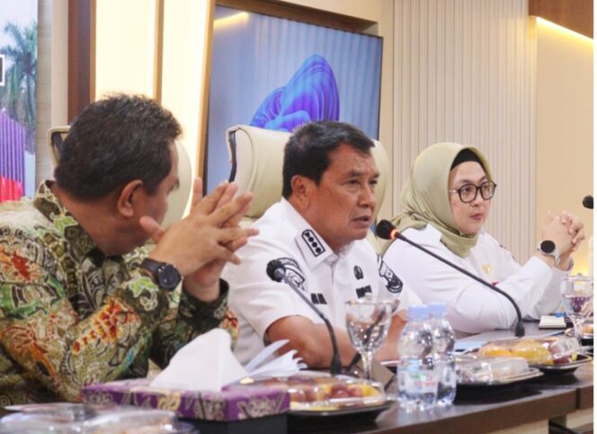 
 Bupati Tangerang Moch Maesyal Rasyid Didampingi Wakil Bupati Tangerang Intan Nurul Hikmah saat rapat Forkopimda Bersama Direktur Jendral (Dirjen) Politik dan Pemerintahan Umum Kemendagri RI, Bahtiar. Foto: ist