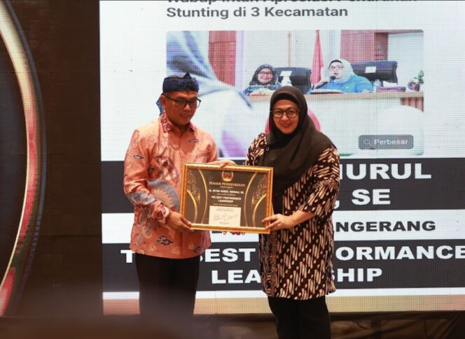 
 Wakil Bupati Tangerang Intan Nurul Hikmah saat menerima Penghargaan Banten Achievement TangerangPos Awards 2025 yang diserahkan oleh Gubernur Banten Andra Soni. Foto: TangerangPos 