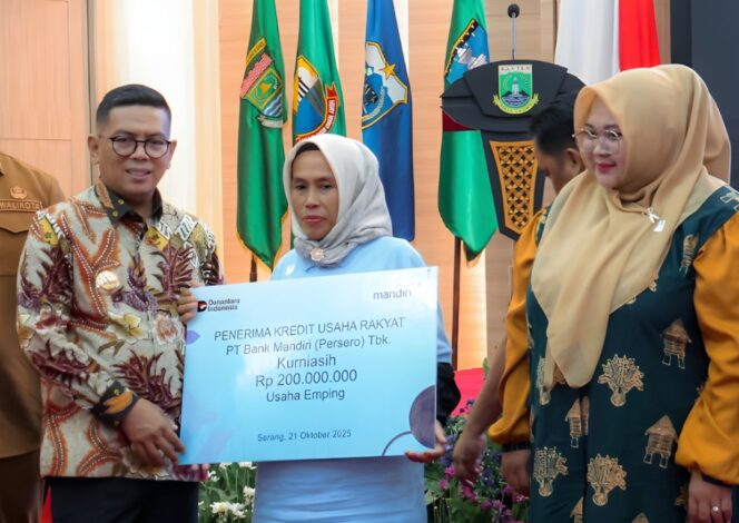 
 Gubernur Banten Andra Soni saat Membuka Kegiatan Akad Massal Kredit Usaha Rakyat (KUR) 800.000 Debitur Penciptaan Lapangan Kerja dan Peluncuran Kredit Program Perumahan (KPP) secara virtual di Pendopo Gubernur, Kawasan Pusat Pemerintahan Provinsi Banten (KP3B), Kota Serang. Foto: ist