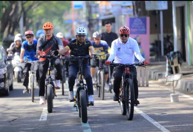 
 Wali Kota Tangerang, H. Sachrudin, bersama Wakil Wali Kota Tangerang, H. Maryono Hasan, dan sejumlah kepala Organisasi Perangkat Daerah (OPD) bersepeda sambil meninjau sejumlah Proyek Strategis Daerah (PSD). Foto: ist