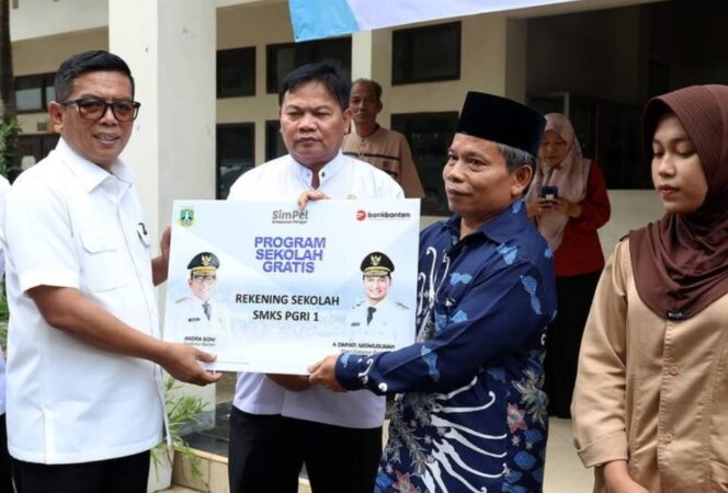 
 Gubernur Banten Andra Soni didampingi Kepala Dinas Pendidikan dan Kebudayaan (Dindikbud) Provinsi Banten, Jamaluddin meninjau langsung pelaksanaan Program Makan Bergizi Gratis (MBG) dan Program Sekolah Gratis di SMK PGRI 1 Kota Serang. Foto: ist