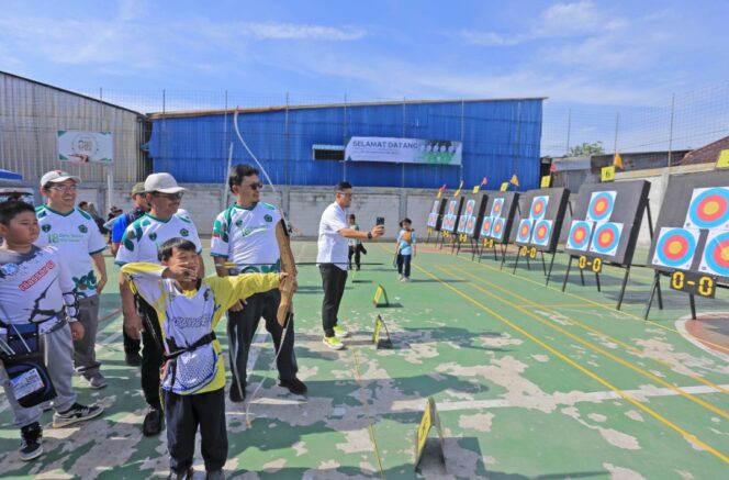
 Wali Kota Tangerang, H. Sachrudin, menghadiri Tunas Harapan Ilahi (THI) Archery Festival 2025 yang diikuti oleh 280 peserta dari Jabodetabek dan digelar di SMPIT THI Cipondoh. Foto: ist