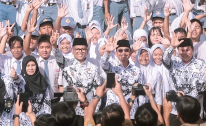 
 Gubernur Banten Andra Soni, Wali Kota Tangerang Sachrudin dan Kepala Dindikbud Banten Jamaluddin saat menghadiri peringatan Hari Guru Nasional 2025 dan HUT ke-80 PGRI di SMKN 2 Kota Tangerang. Foto: Awal Rijal 