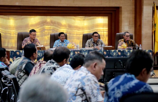 
 Wali Kota Tangerang, H. Sachrudin, didampingi Wakil Wali Kota, H. Maryono Hasan saat memimpin Rapat Evaluasi Kewilayahan terakhir tahun 2025 dengan fokus penguatan koordinasi dan kesiapsiagaan lintas wilayah. Foto: ist