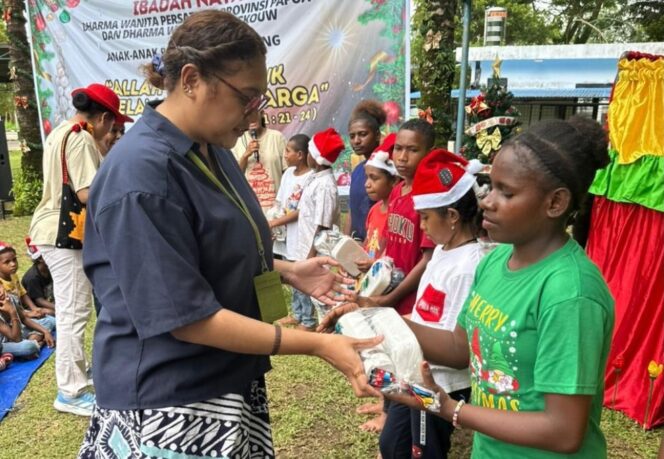 
 Badan Nasional Pengelola Perbatasan (BNPP) RI melalui Pos Lintas Batas Negara (PLBN) Skouw berkolaborasi dengan Dharma Wanita Persatuan (DWP) Provinsi Papua, menggelar Ibadah Natal bersama anak-anak perbatasan Indonesia–Papua Nugini. Foto: BNPP RI