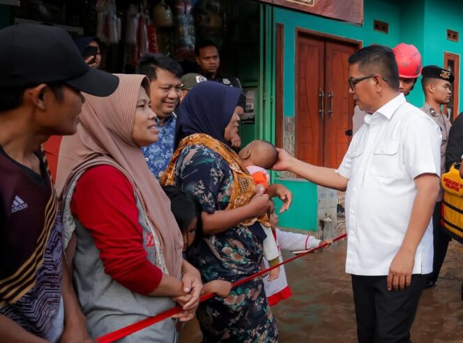 
 Gubernur Banten Andra Soni saat Meninjau langsung lokasi terdampak banjir di Kampung Sukamaju Desa Citasuk Kecamatan Padarincang Kabupaten Serang, Foto: ist