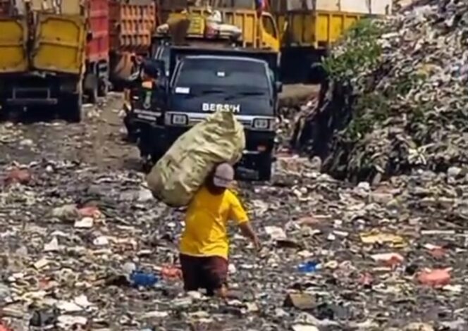 
 Akses Masuk Truk Sampah di TPA Rawa Kucing Sempat Tergenang. Foto: TangerangPos 