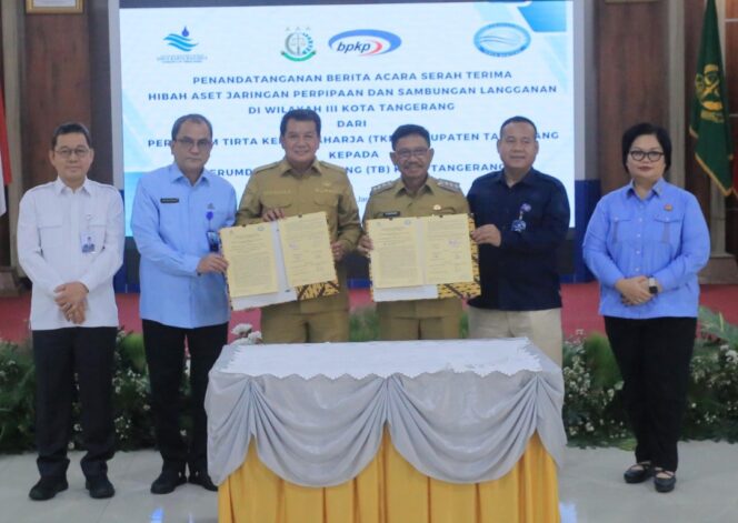 
 Penandatanganan Berita Acara Serah Terima (BAST) Hibah Aset Jaringan Perpipaan dan Sambungan Langganan di Zona 2 Kota Tangerang dari Perumda Perusahaan Umum Daerah Air Minum Tirta Kerta Raharja (Perumdam TKR) Kabupaten Tangerang kepada Perumda TB Kota Tangerang, oleh Dirut Perumdam TKR, Sofyan Sapar, dan Dirut Perumda TB, Doddy Effendi, yang disaksikan langsung oleh Bupati Tangerang, Moch. Maesyal Rasyid, dan Wali Kota Tangerang, H. Sachrudin. Foto: ist