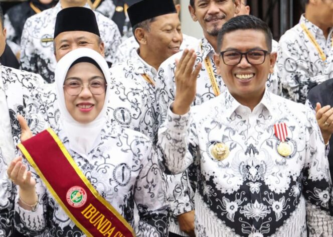 
 Gubernur Banten Andra Soni bersama Ibu Tinawati Andra Soni menerima penghargaan bergengsi dari Pengurus Besar Persatuan Guru Republik Indonesia (PB PGRI). Foto: Ist