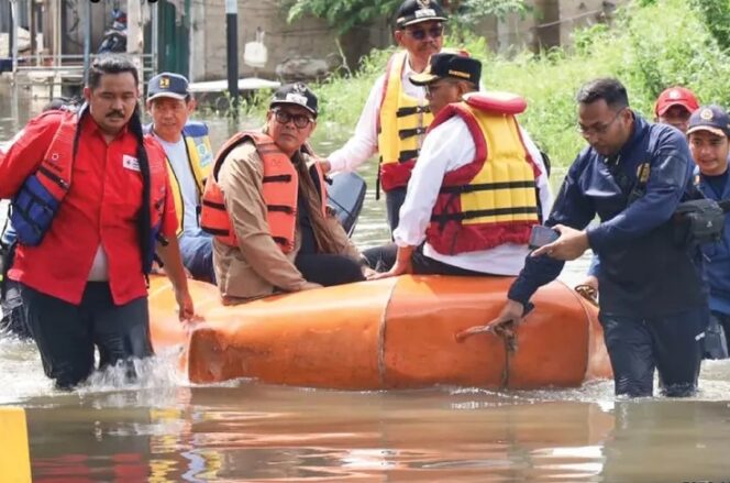 
 Wakil Ketua I DPRD Kota Tangerang, Andri Septiawan Permana Terjun Langsung Tinjau Banjir di Kecamatan Periuk. Foto: Ist