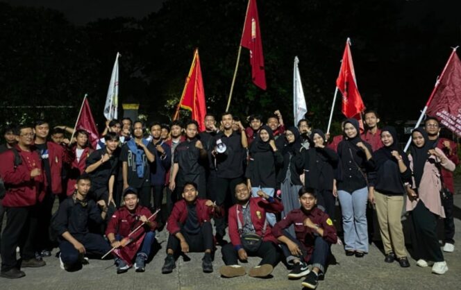 
 Pimpinan Cabang Ikatan Mahasiswa Muhammadiyah (PC IMM) Kabupaten Tangerang menggelar aksi solidaritas dan sholat ghaib untuk almarhum Arianto Tawakal, Jumat sore, di kawasan dekat Polresta Tangerang. Foto: ist