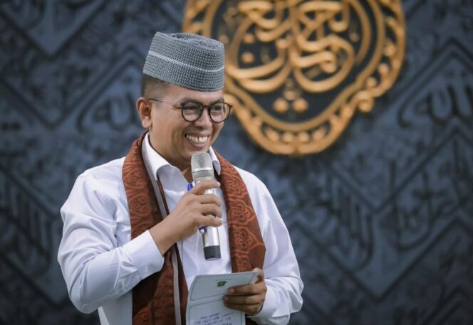 
 Gubernur Banten Andra Soni saat safari Ramadhan di Masjid Jami Nurul Huda, Perumahan Banjar Asri, Cipocok Jaya, Kota Serang. Foto: Awal Rijal 
