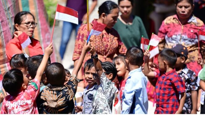
 Masyarakat Miangas, Kabupaten Kepulauan Talaud, Provinsi Sulawesi Utara, menyambut kedatangan Presiden Prabowo Subianto pada Sabtu, 9 Mei 2026. Foto: BPMI Setpres