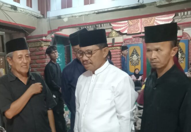 
 Wali Kota Tangerang Sachrudin nampak hadir bertakziah kerumah duka Tokoh Budayawan Kota Tangerang, R.Mustaya Natadirdja. Foto: TangerangPos 