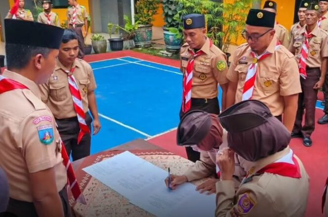 
 Kepala Pelaksana Badan Penanggulangan Bencana Daerah (BPBD) Kota Tangerang, Mahdiar sekaligus Ketua Majelis Pembimbing mengukuhkan Pengurus Rintisan Saka SAR Kwarcab Kota Tangerang 2023 – 2028 di halaman Gedung BPBD. Foto: TangerangPos 