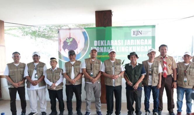 
 Bupati Tangerang Moch Maesyal Rasyid bersama Presidium Enviromental Journalist Network (EJN). Foto: TangerangPos 