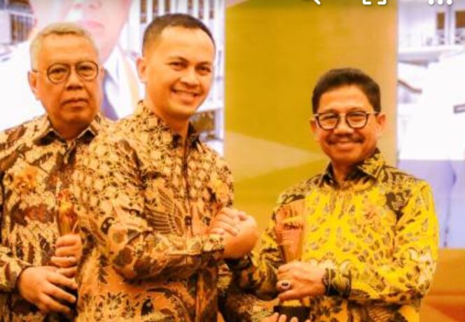 
 Wali Kota Tangerang, H. Sachrudin, saat menerima penghargaan Pimred Award 2026 dari Forum Pimpinan Redaksi Multimedia Indonesia. Foto: Ist