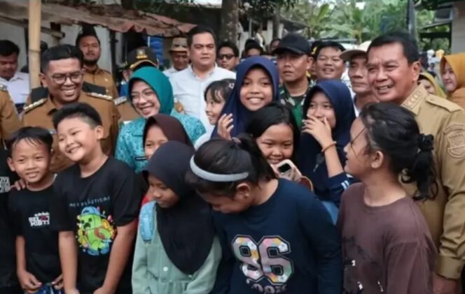 
 Gubernur Banten Andra Soni bersama Bupati Tangerang Moch Maesyal Rasyid menyalurkan bantuan air bersih kepada masyarakat yang terdampak kekeringan akibat musim kemarau di Desa Margasari dan Kelurahan Kadu Agung, Kecamatan Tigaraksa. Foto: Ist