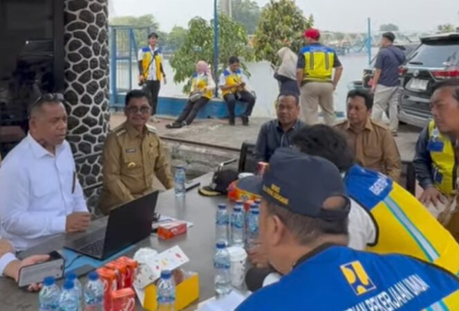 
 Dirjen SDA Kementerian PUPR Arnold Aristoteles Paplapna Ritiauw dan Wali Kota Tangerang saat melakukan peninjauan langsung Bendungan Pasar Baru atau Pintu Air 10. Foto: Ist