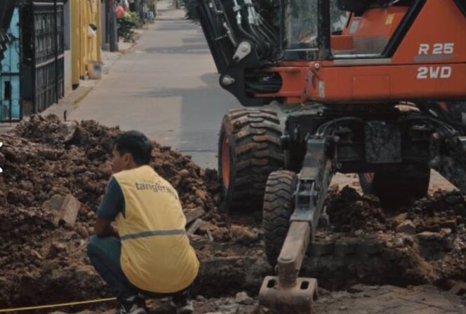 
 Alat berat DPUPR Kota Tangerang normalisasi saluran air di Perum Taman Gebang Periuk sudah berhasil dituntaskan hanya dalam hitungan hari. Foto: Ist 