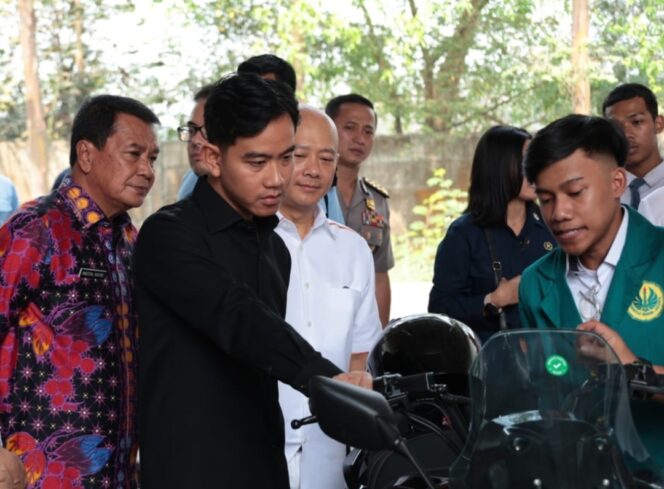 
 Bupati Tangerang Moch. Maesyal Rasyid saat dampingi Wakil Presiden RI Gibran Rakabuming Raka saat kunjungan kerja ke fasilitas produksi motor listrik di kawasan Balaraja, Kabupaten Tangerang. Foto: ist
