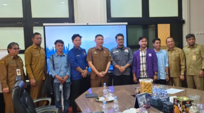 Sekretaris Daerah Provinsi Banten Deden Apriandhi Hartawan saat menerima perwakilan mahasiswa di Ruang Rapat Sekda Provinsi Banten, KP3B, Kota Serang, Foto: Ist