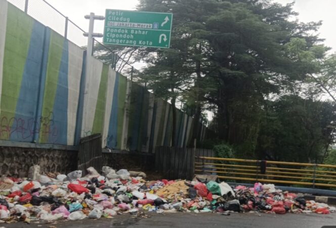 
 Tumpukan Sampah TPS Liar di Jembatan Gondrong Cipondoh Kota Tangerang. Foto: TangerangPos 