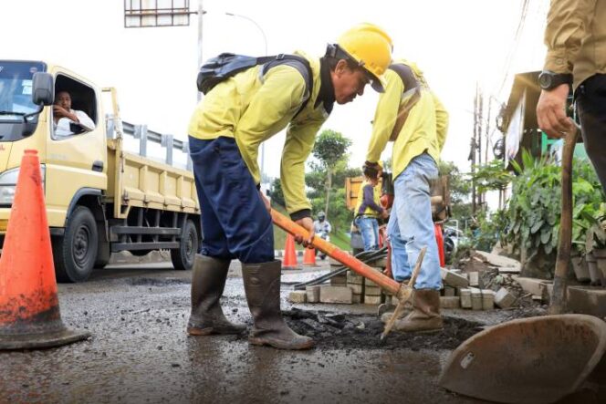 
 Petugas DPUPR Kota Tangerang memperbaiki jalan berlubang di Jl KH Agus Salim, Kecamatan Batuceper, Kota Tangerang, Provinsi Banten. Foto: ist