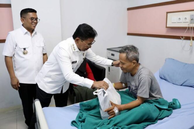 
 Gubernur Banten Andra Soni dan Wali Kota Tangerang saat Menjenguk Pasien di RSUD Kota Tangerang. Foto: ist