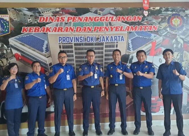 
 Kepala Pelaksana BPBD Kota Tangerang Mahdiar beserta jajaran sai Penandatanganan Perjanjian Kerja Sama (PKS) Penanggulangan Kebakaran dan Penyelamatan bersama Dinas Penanggulangan Kebakaran dan Penyelamatan (Gulkarmat) Provinsi DKI Jakarta. Foto: ist 