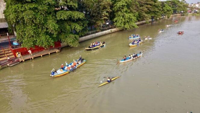 
 Aksi peduli lingkungan yang diinisiasi Banksasuci Foundation bertajuk “Ruwat Rawat Sungai Cisadane” berhasil mengangkut sekitar 5,3 ton sampah sebagai bagian dari kampanye eco-green dan zero waste. Foto: Ist