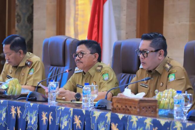 
 Wali Kota Tangerang Sachrudin dan Wakil Wali Kota Tangerang Maryono saat Pimpin rapat evaluasi kewilayahan. Foto: ist