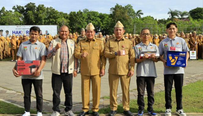 
 Bupati Tangerang Moch. Maesyal Rasyid saat meluncurkan satu unit mobil training kejuruan teknik motor sekaligus menyerahkan bantuan alat service AC kepada peserta pelatihan saat apel Senin pagi di Lapangan Raden Aria Yudhanegara, Puspemkab Tangerang. Foto: ist