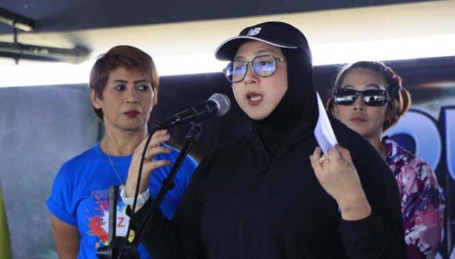 
 Wakil Bupati Tangerang, Intan Nurul Hikmah, menghadiri kegiatan Cardio Mix: Yoga Flow dan Glow yang diselenggarakan di kawasan Paramount Petals, Kecamatan Curug. Foto: ist 