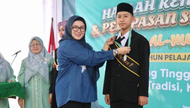 
 Wakil Bupati (Wabup) Tangerang, Intan Nurul Hikmah saat menghadiri kegiatan Haflah dan Pelepasan Siswa Kelas VI MI Al Husna Desa Kadu, Kecamatan Curug, Foto: ist