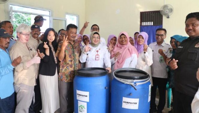 
 Wakil Bupati (Wabup) Tangerang, Intan Nurul Hikmah saat melakukan kunjungan dan monitoring ke Bank Sampah RW. 025 Kelurahan Bencongan, Kecamatan Kelapa Dua. Foto: ist