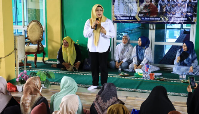 
 Wakil Bupati Tangerang Intan Nurul Hikmah saat menghadiri peringatan Isra Mi'raj di Majelis Taklim Al Istiqomah, Perum Griya Islam Kresek, Kabupaten Tangerang. Foto: ist